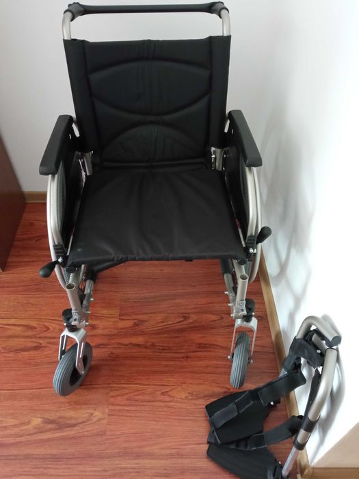 Nowy wózek inwalidzki. Rurki aluminiowe. Lekki.
