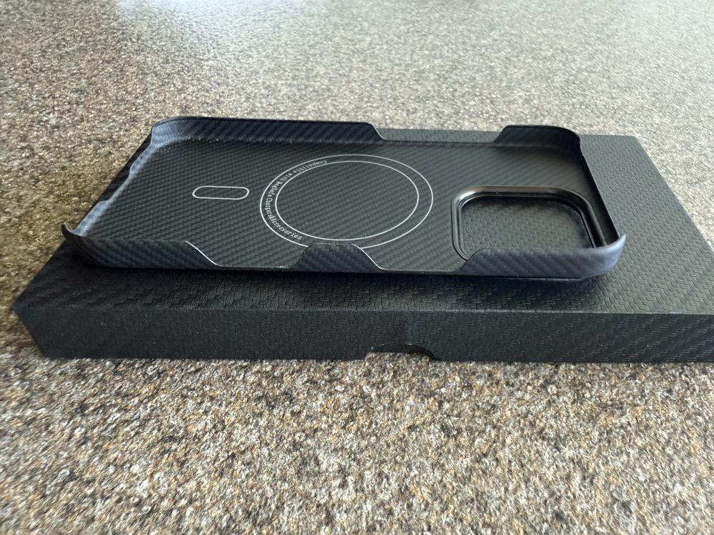 Карбонович чохол для iPhone 16 pro
