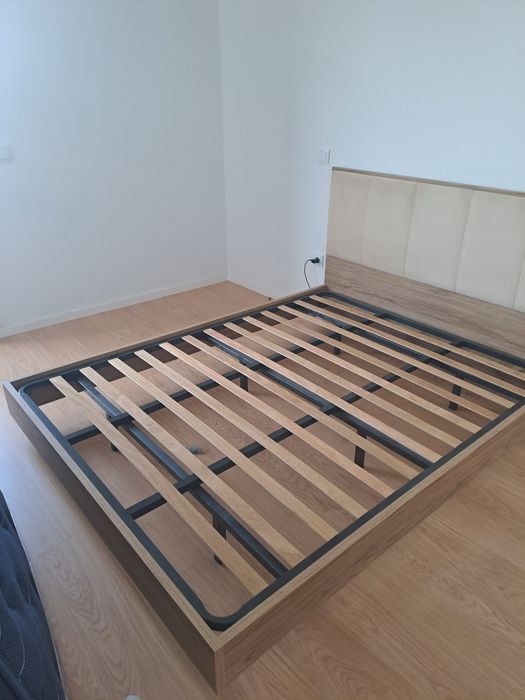 Cama casal (estrado incluído)