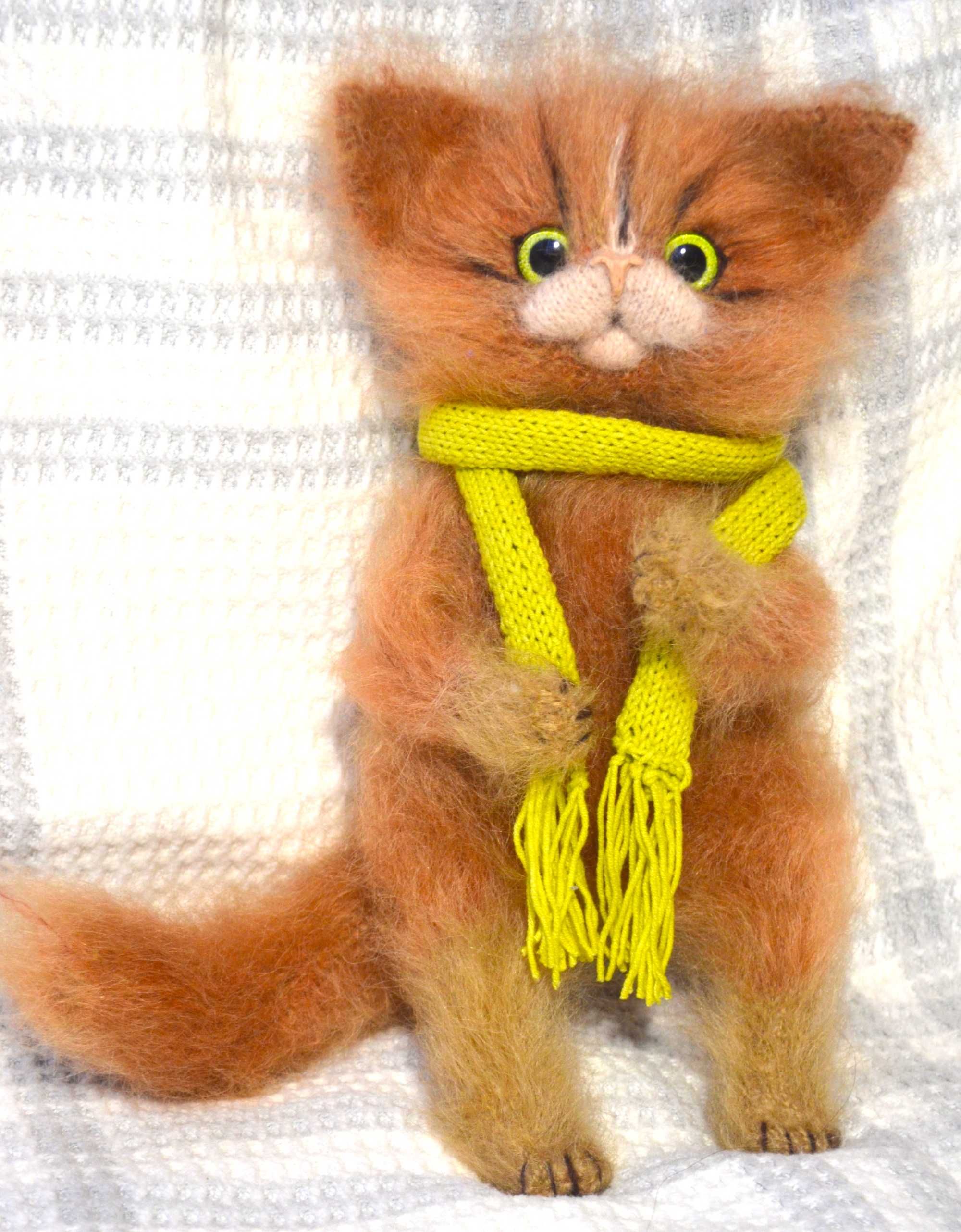 Игрушка Пушистый рыжий кот в зеленом шарфе