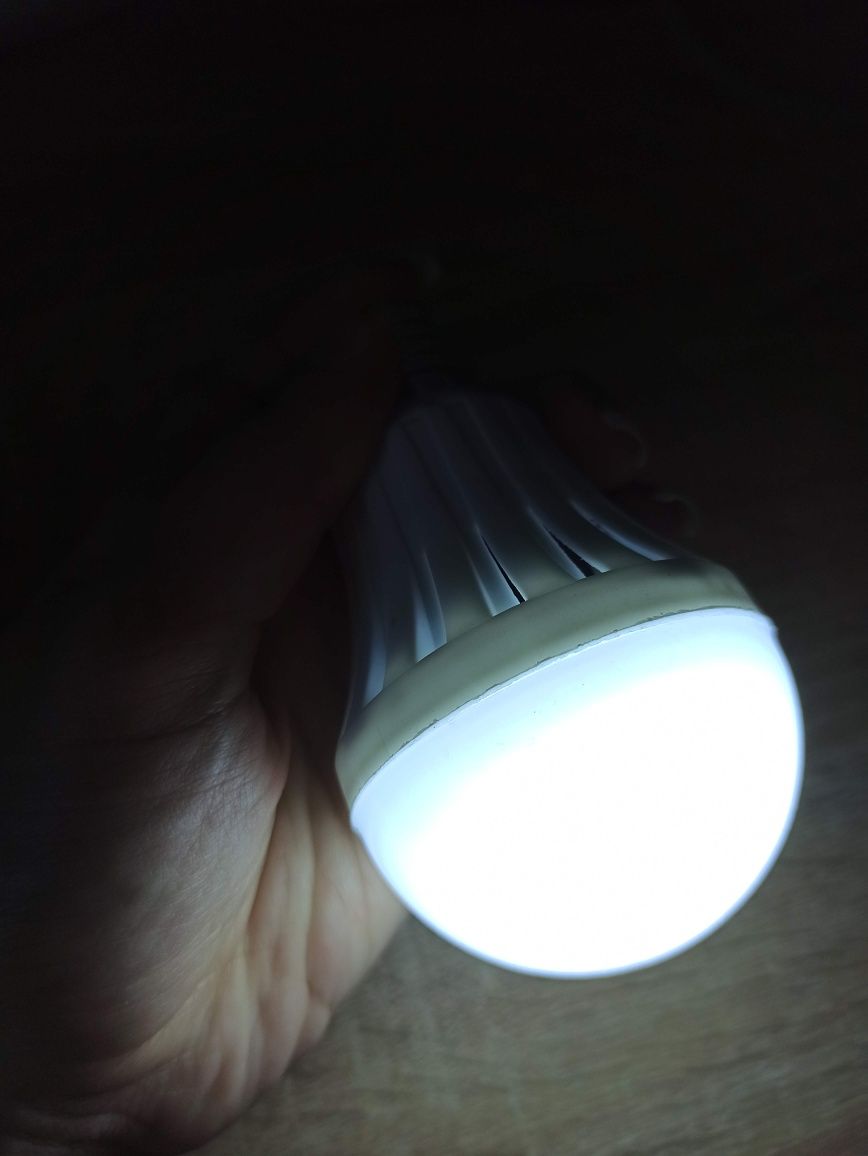 Акумуляторна лампочка 5 W / Аварійна LED лампа