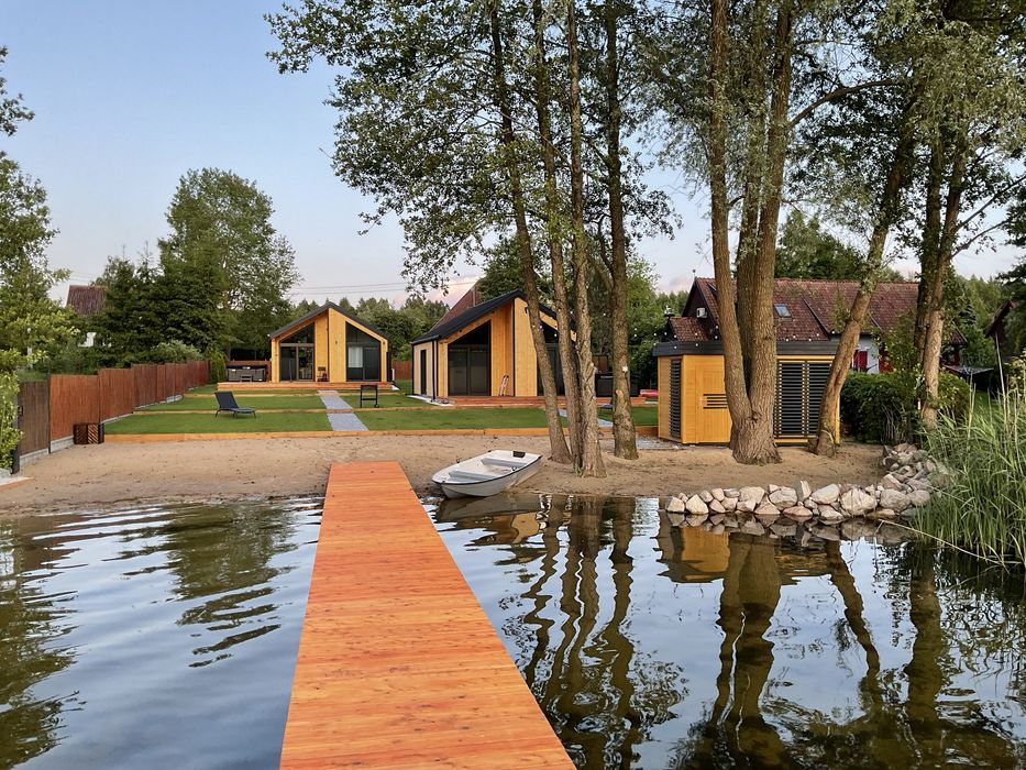 Domki nad jeziorem z linią brzegową. Prywatnt pomost oraz plaża