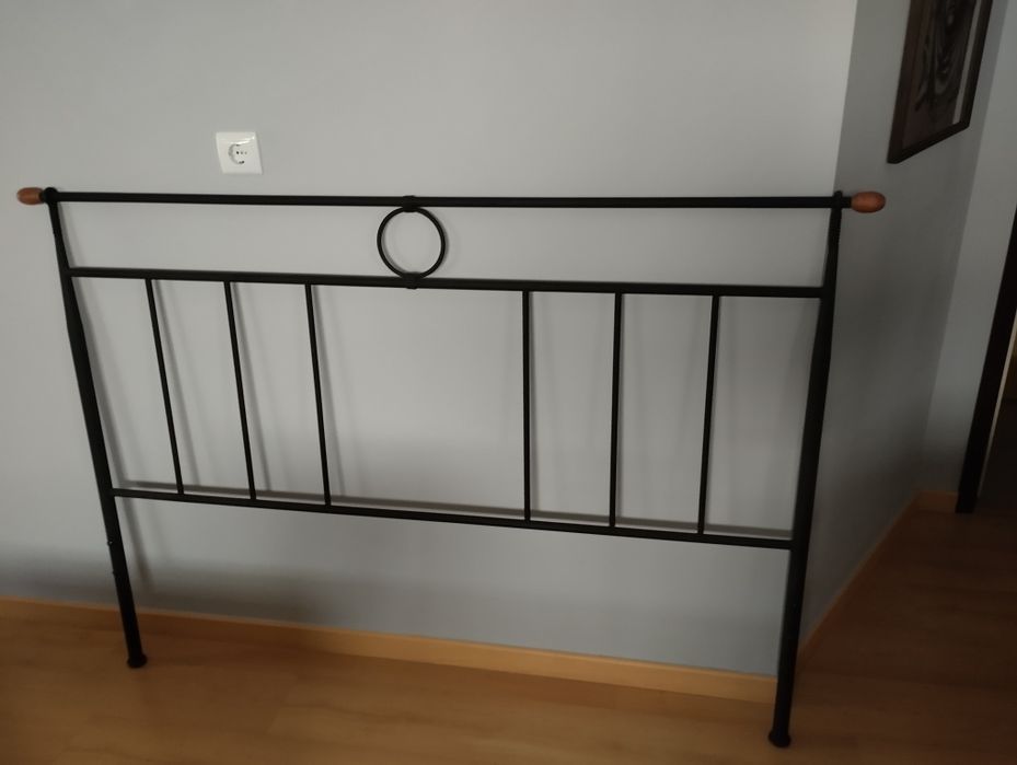 Cama de ferro de casal moderna em bom estado