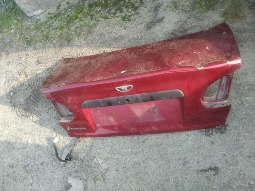 Крышка багажника красного цвета на daewoo lanos под рихтовку