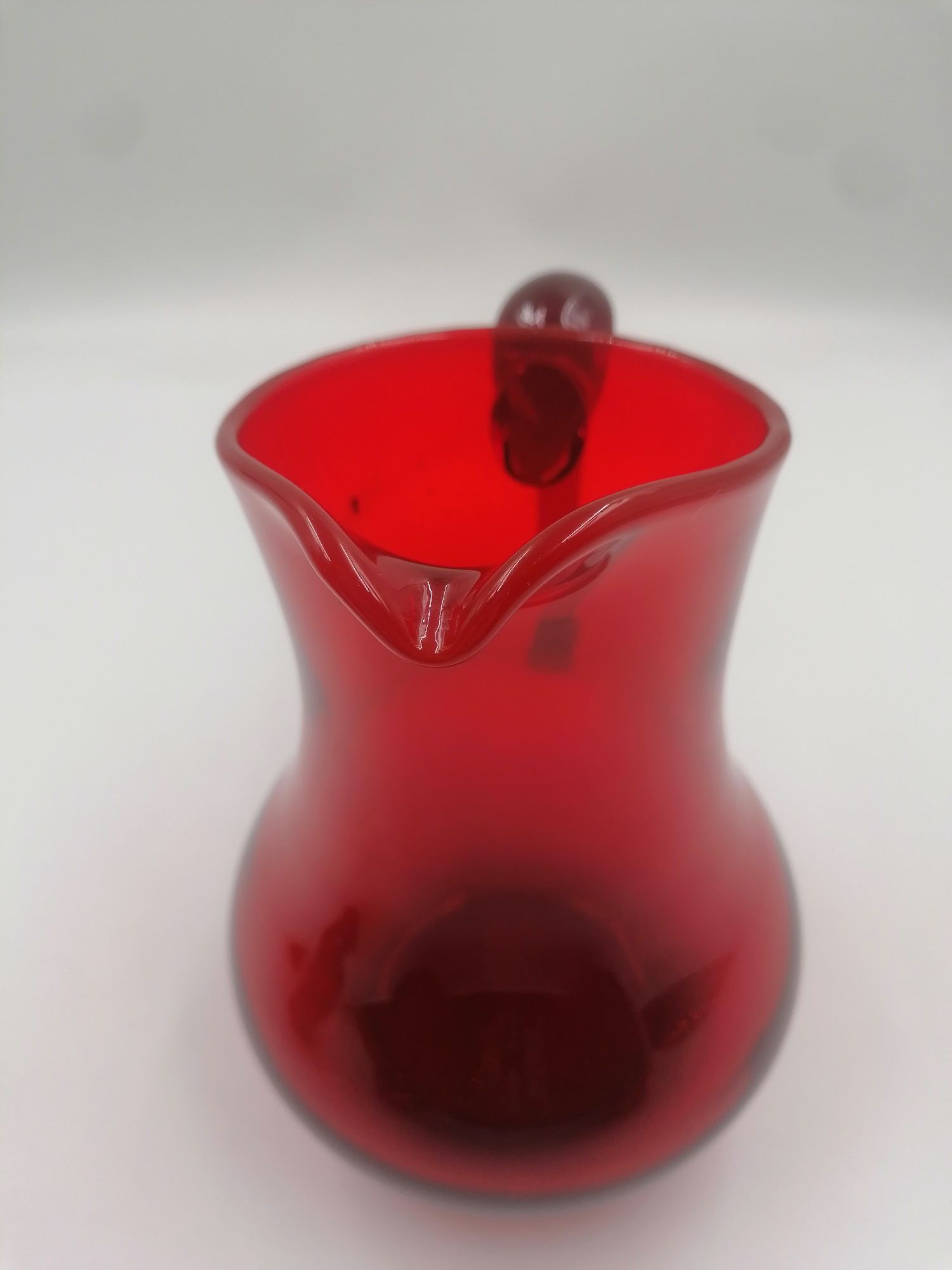 Duży szklany czerwony dzbanek Fiedorowicza z czerwoną rączką