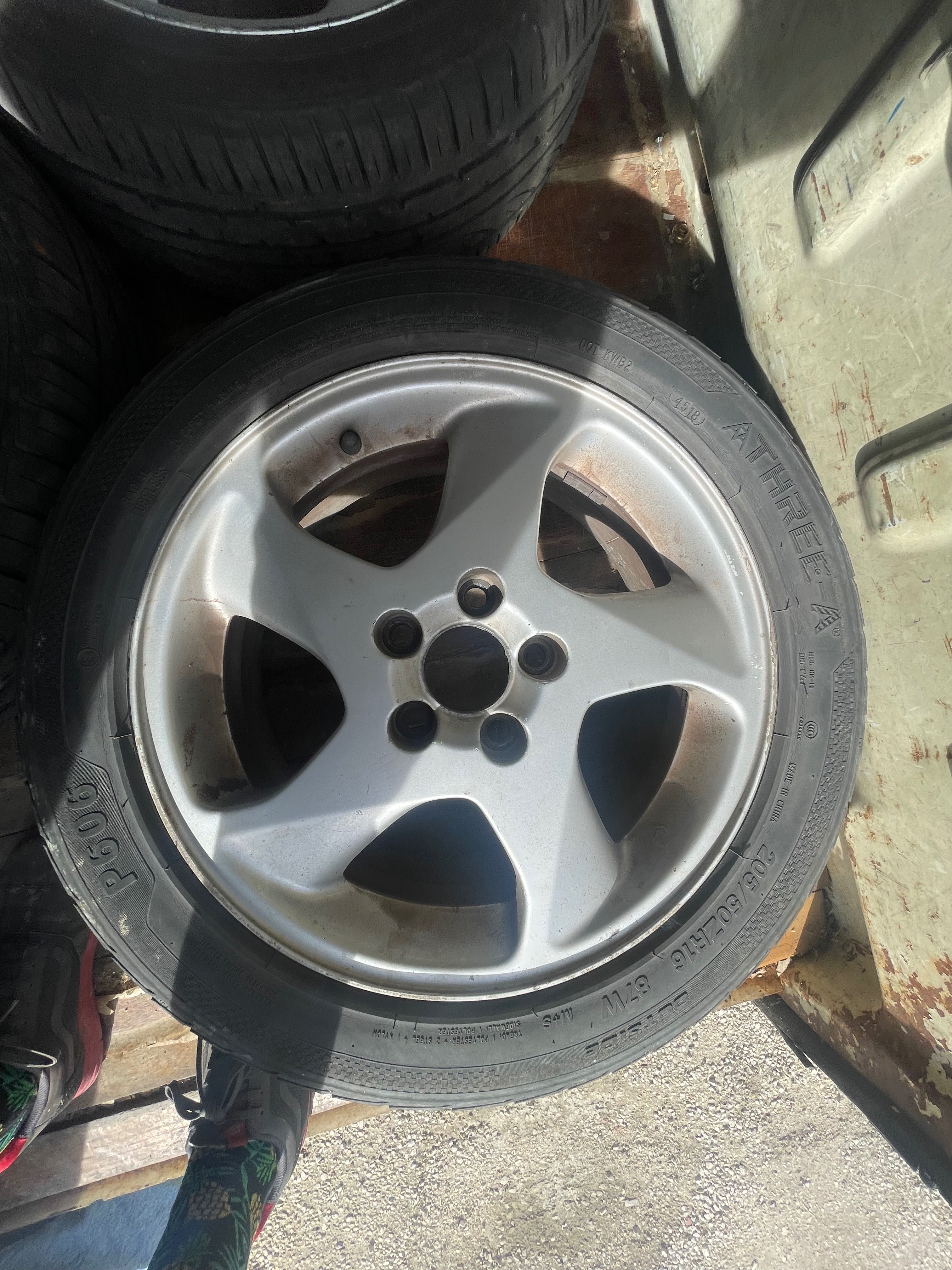 4 jantes 16 da VOLVO com 4 pneus em óptimo estado