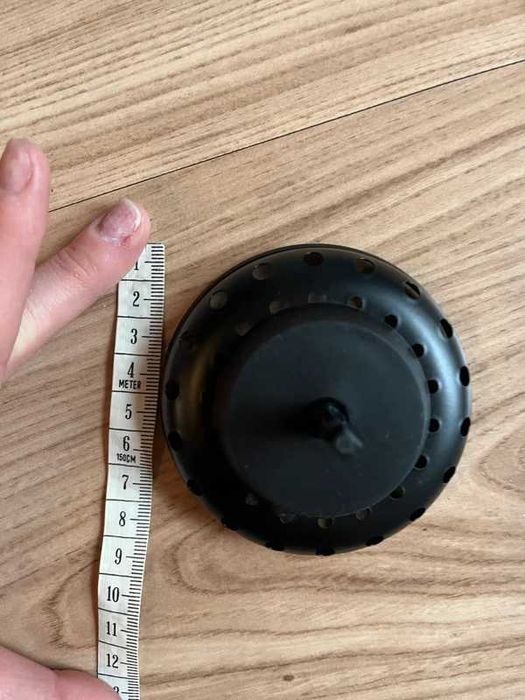 Eleganckie metalowe czarne sitko do zlewu