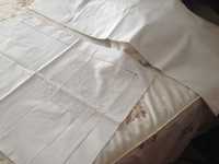 Outro conjunto completo de lençóis bordados para cama de casal