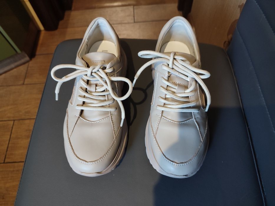 Продам кожані кросівки жіночі