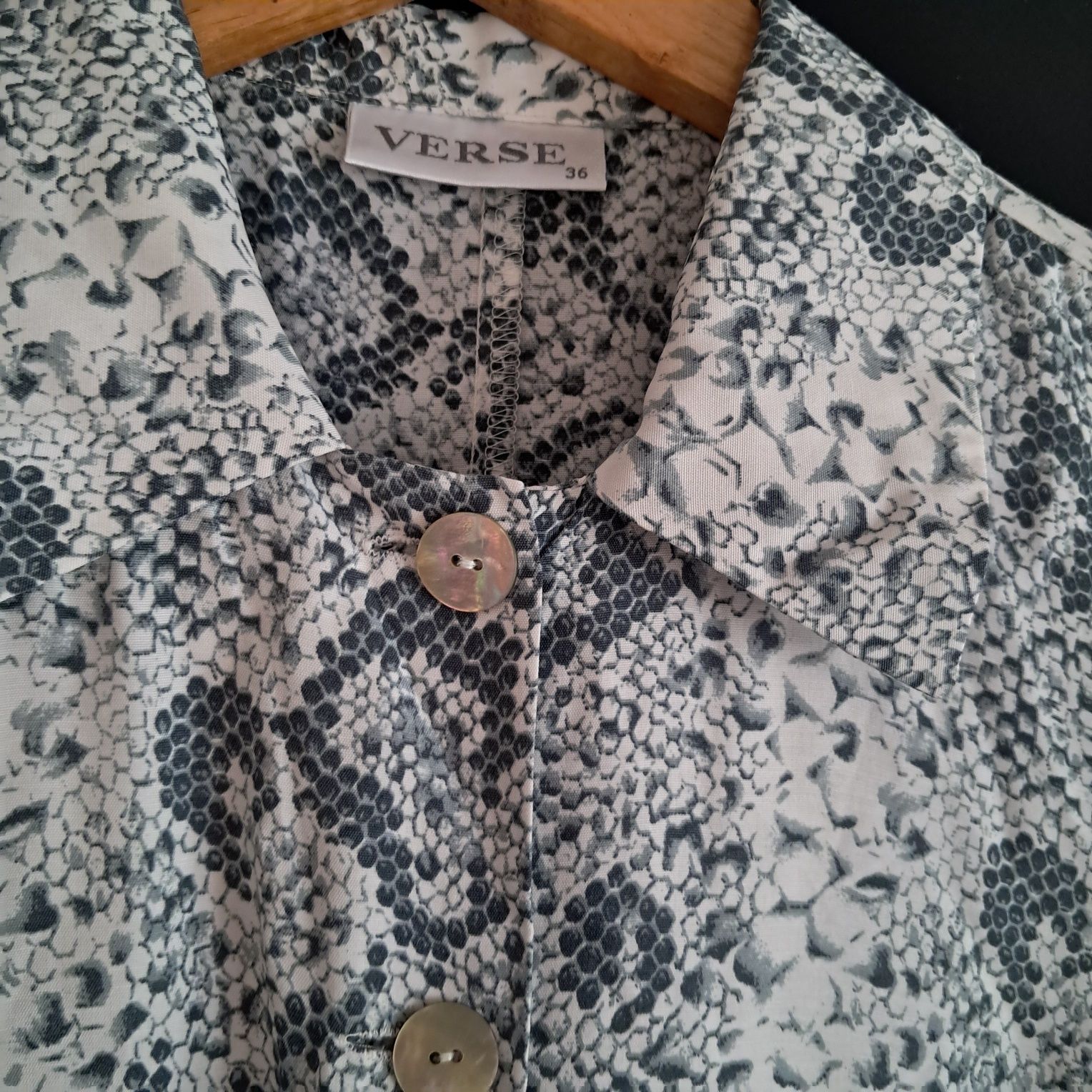 Piękna Sukienka wzór skóra węża