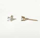 Złote kolczyki 585 z diamentem 0,12 Ct szlif BRYLANTOWY