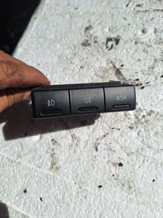 Audi A4 B5 Lift przycisk  ASR kostka przyciski halogeny      (82/18)
