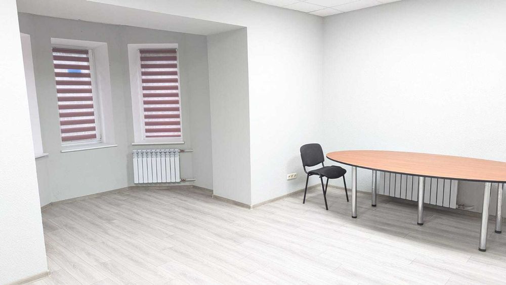 Арсенальна, Івана Мазепи 3-Б, поруч фуд-корт, урядовий квартал