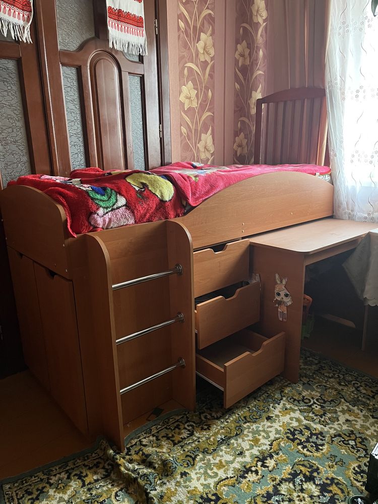 Ліжко двоярусне дитяче з витяжним столом