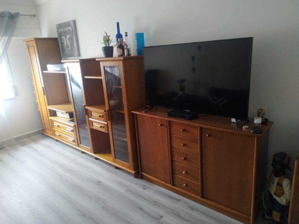 Mobília de sala com sinais de uso