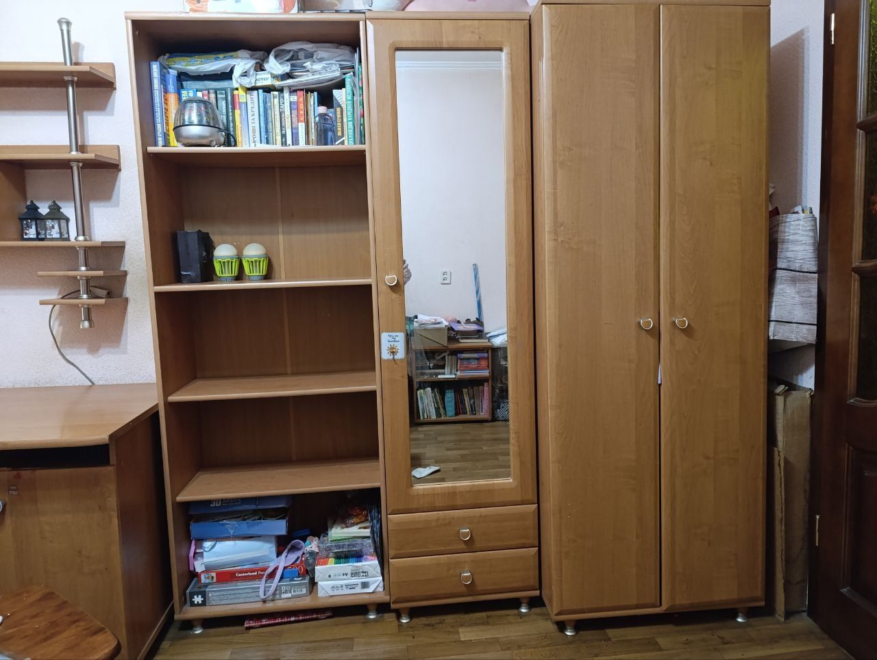 Продам терміново все:,стіл,шкафи для одягу,комод,полиці