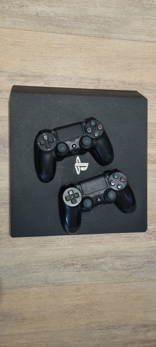 Konsola PS4 pro + 2 pady