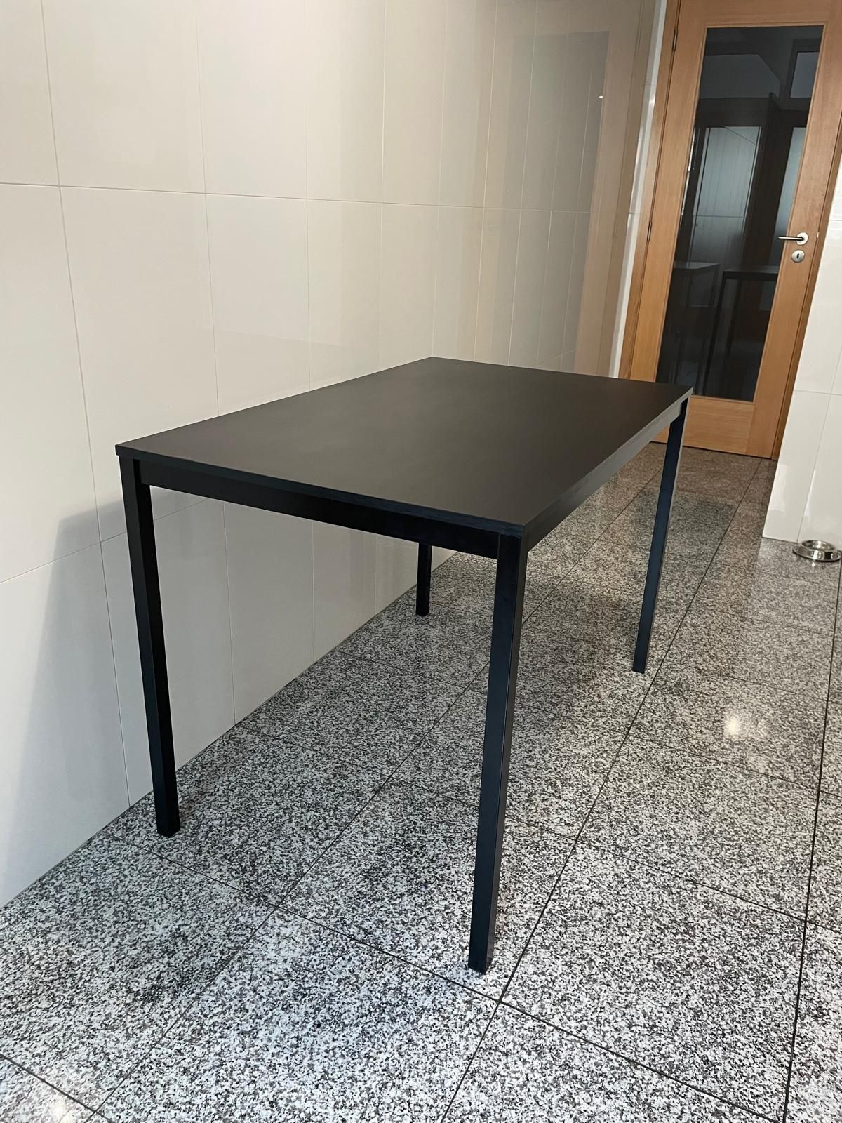 Mesa de cozinha preta