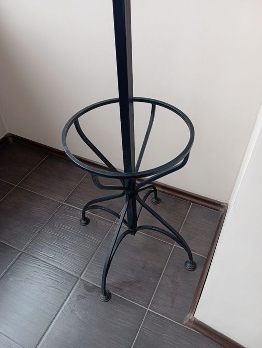 Вешалка напольная для одежды и зонтиков.