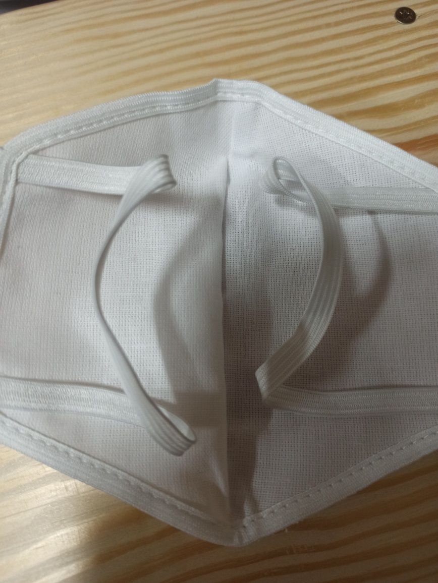 Белая маска из ткани