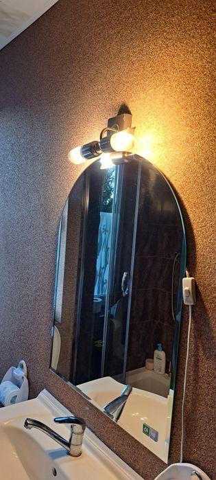 Sprzedam lustro 60× 85 z oświetleniem