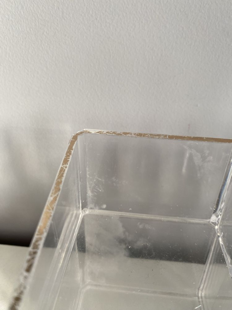 Przezroczysty plastikowy organizer na kosmetyki