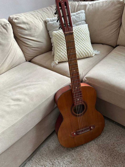 Продам шестиструнную акустическую гитару (нужен ремонт).