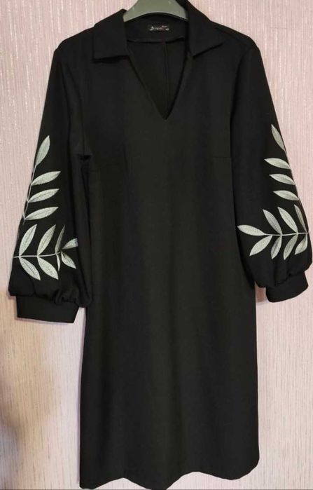 Сукня з вишитим принтом