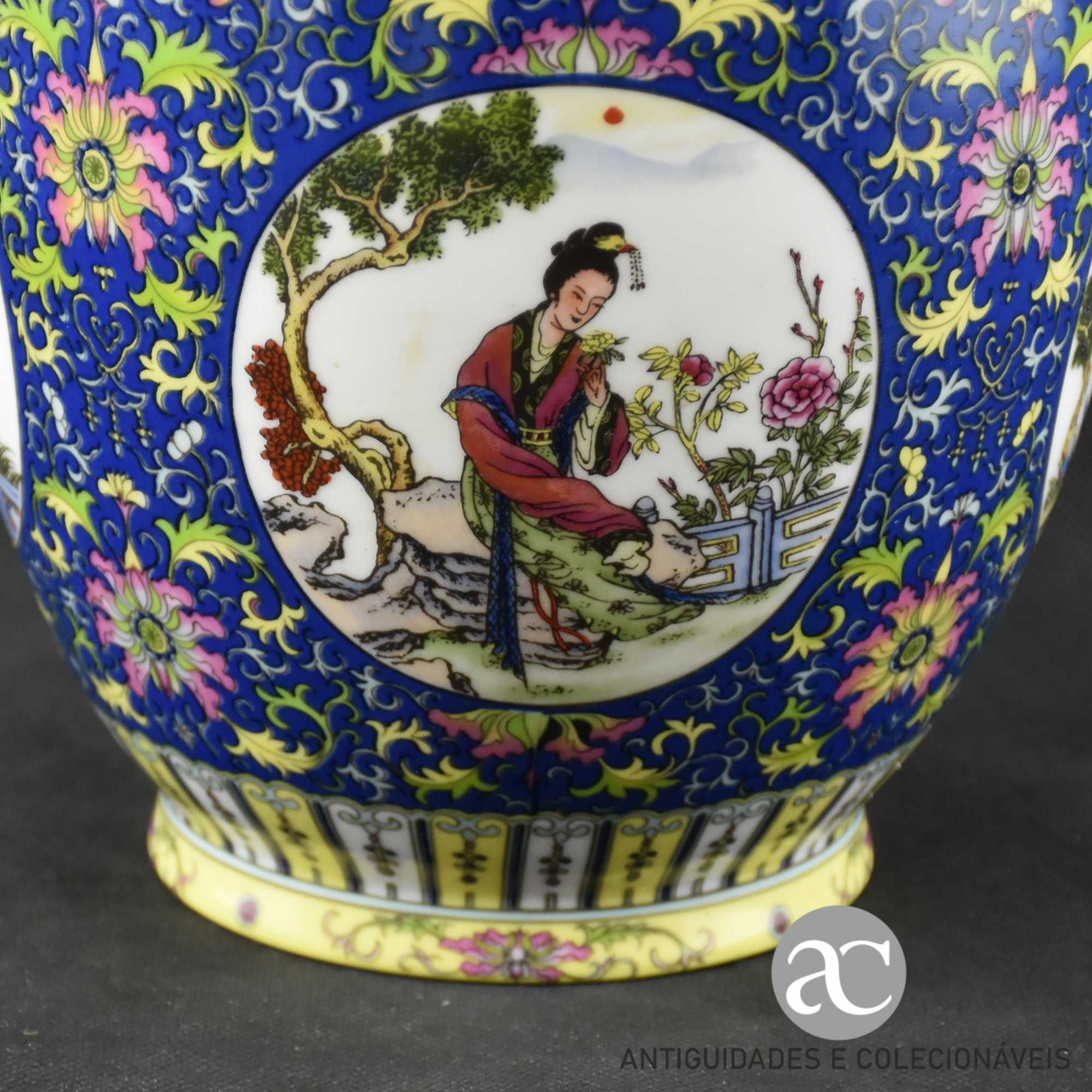 Jarra em porcelana da China decoração floral e figuras orientais