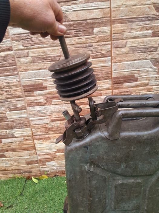 Antigo jarrican militar com bomba de combustível original