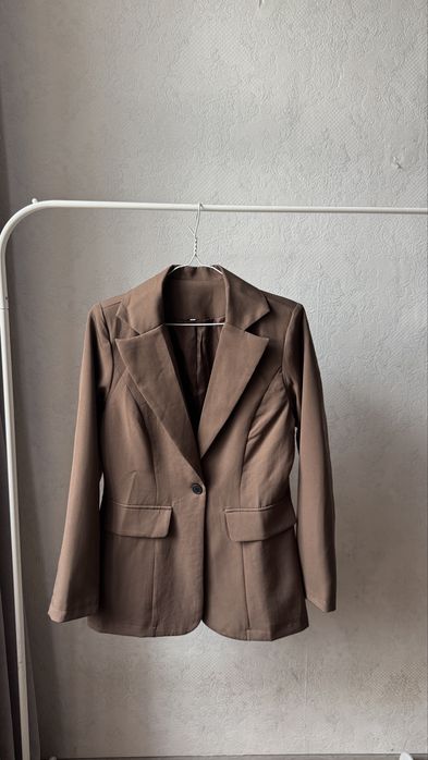 Шоколадний приталений піджак
