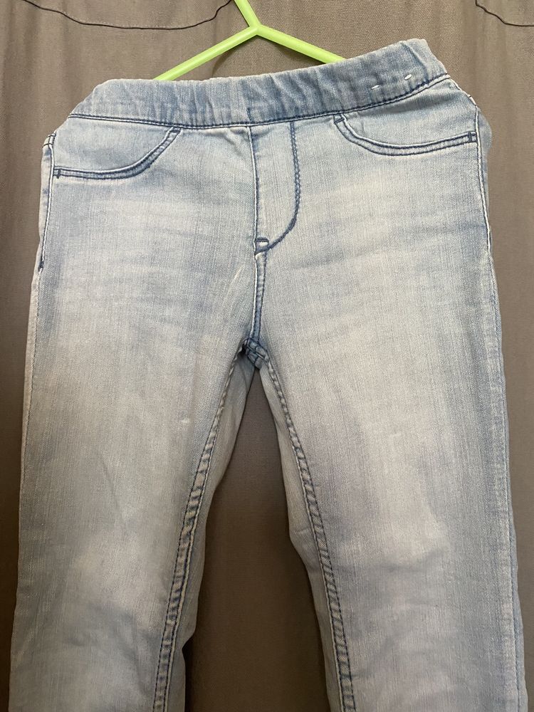 r. 122 H&M jasne jeansy rurki w gumkę
