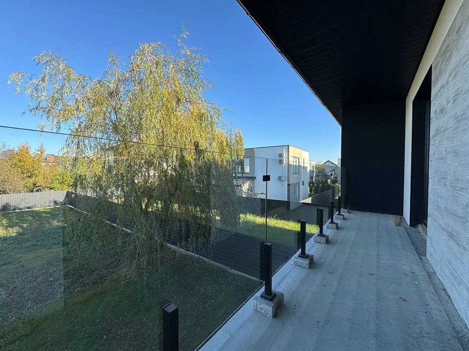 Сучасний дуплекс з великою ділянкою