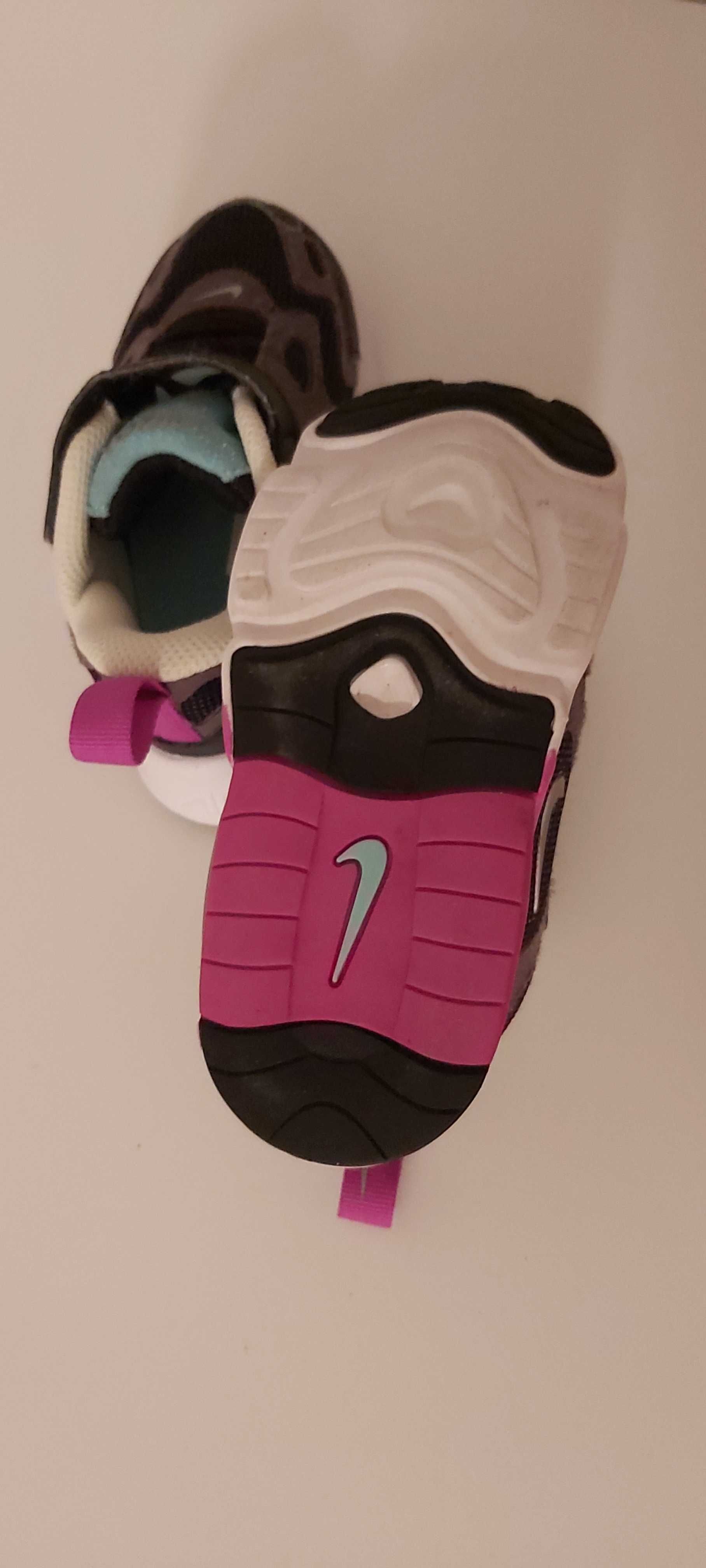 Sapatilhas Nike (Tamanho 22)