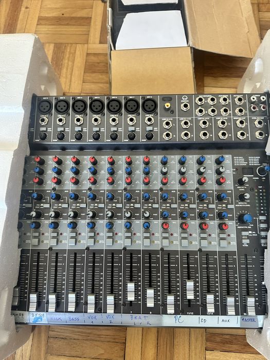 Mesa de Mistura Alesis Multimix 16 firewire