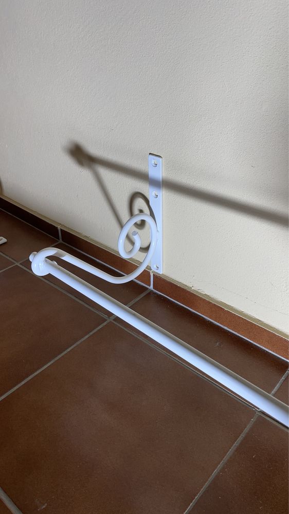 Varões metálicos para loja