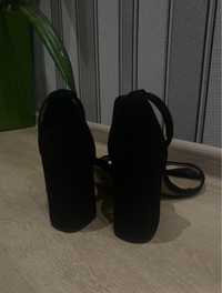 Чорні жіночі замшеві босоніжки на каблуку