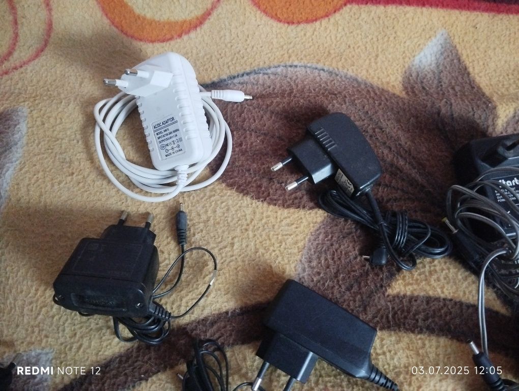 Продам зарядные устройства, кабеля, блок питания.
