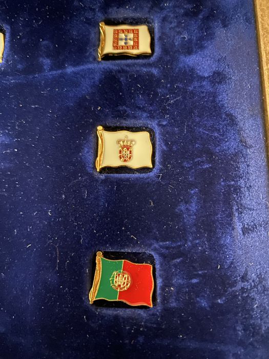 Coleção completa Pins Bandeiras de Portugal, com estojo