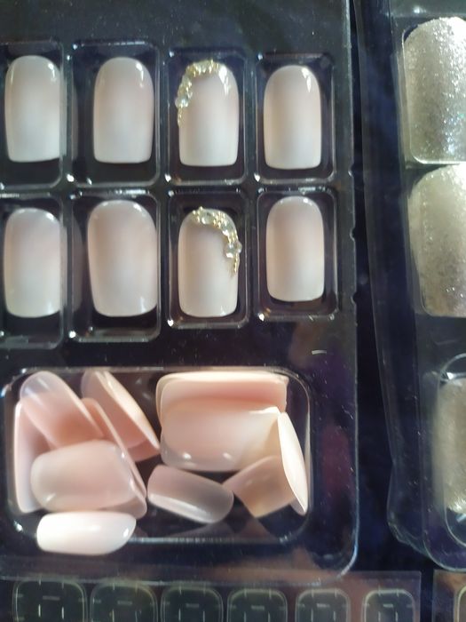 Sztuczne paznokcie tipsy