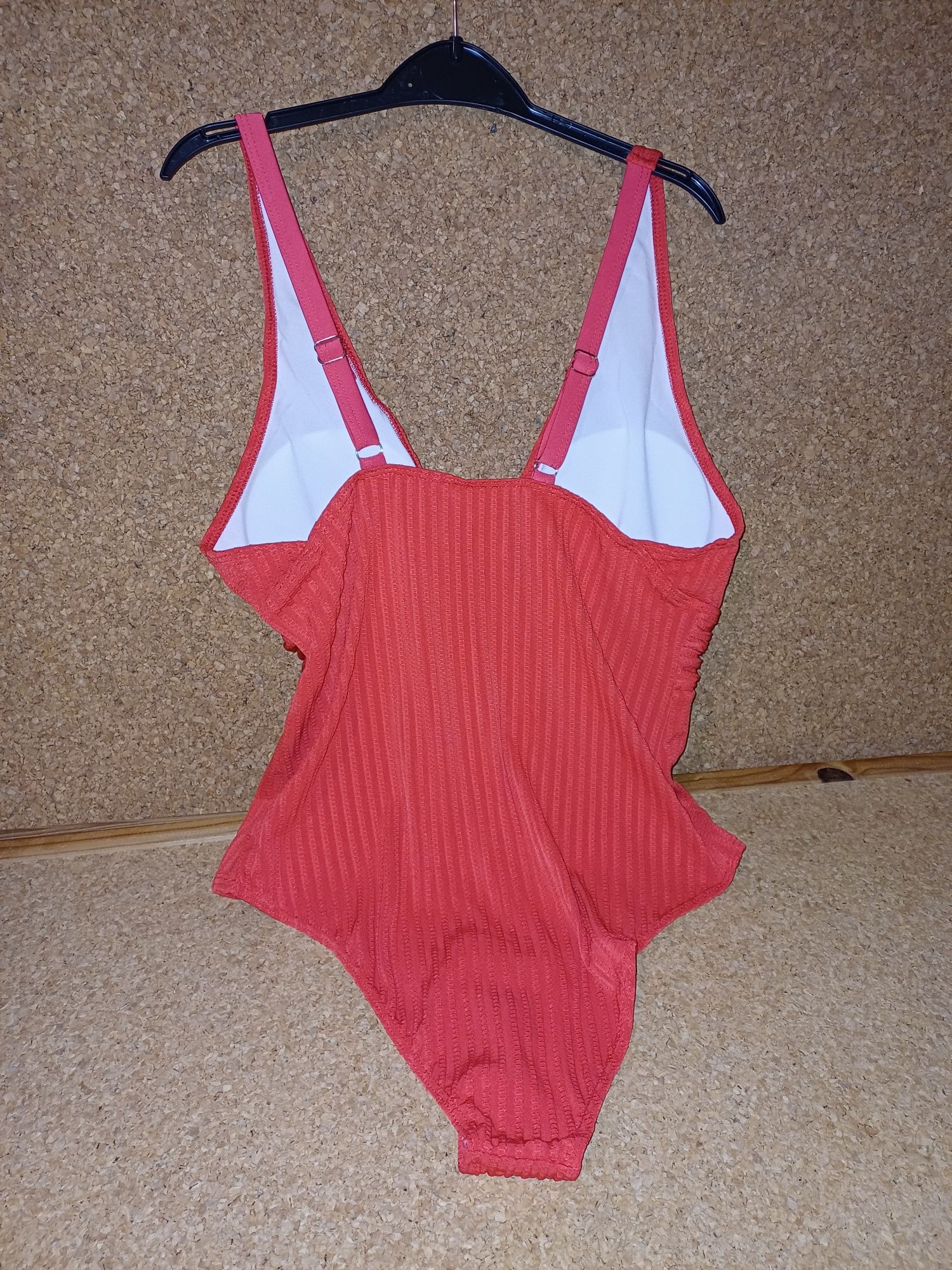 Fato de banho tamanho L. Novo.
Vermelho. 
Veste muito bem.