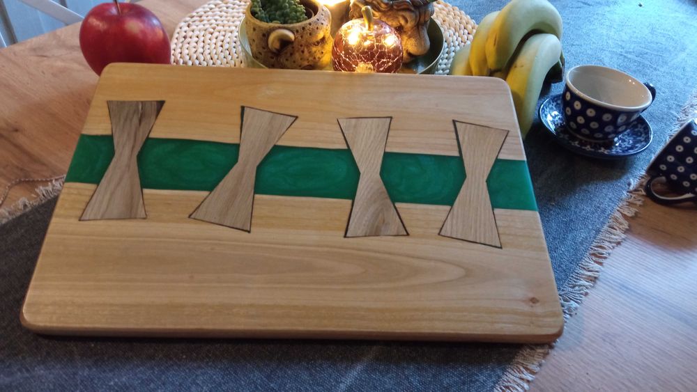 Deska do serwowania potraw z drewna i żywicy