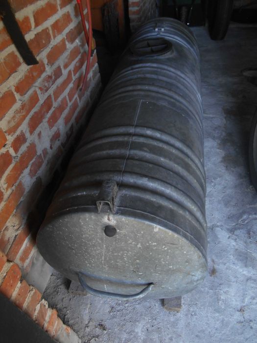 Sprzedam  beczkę  600L ocynkwaną