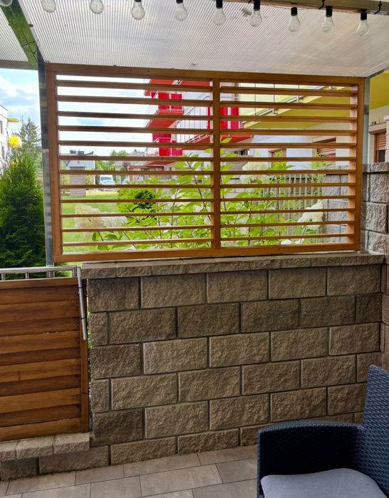 Żaluzje drewniane ruchome deseczki zabudowa tarasów altan i balkonów