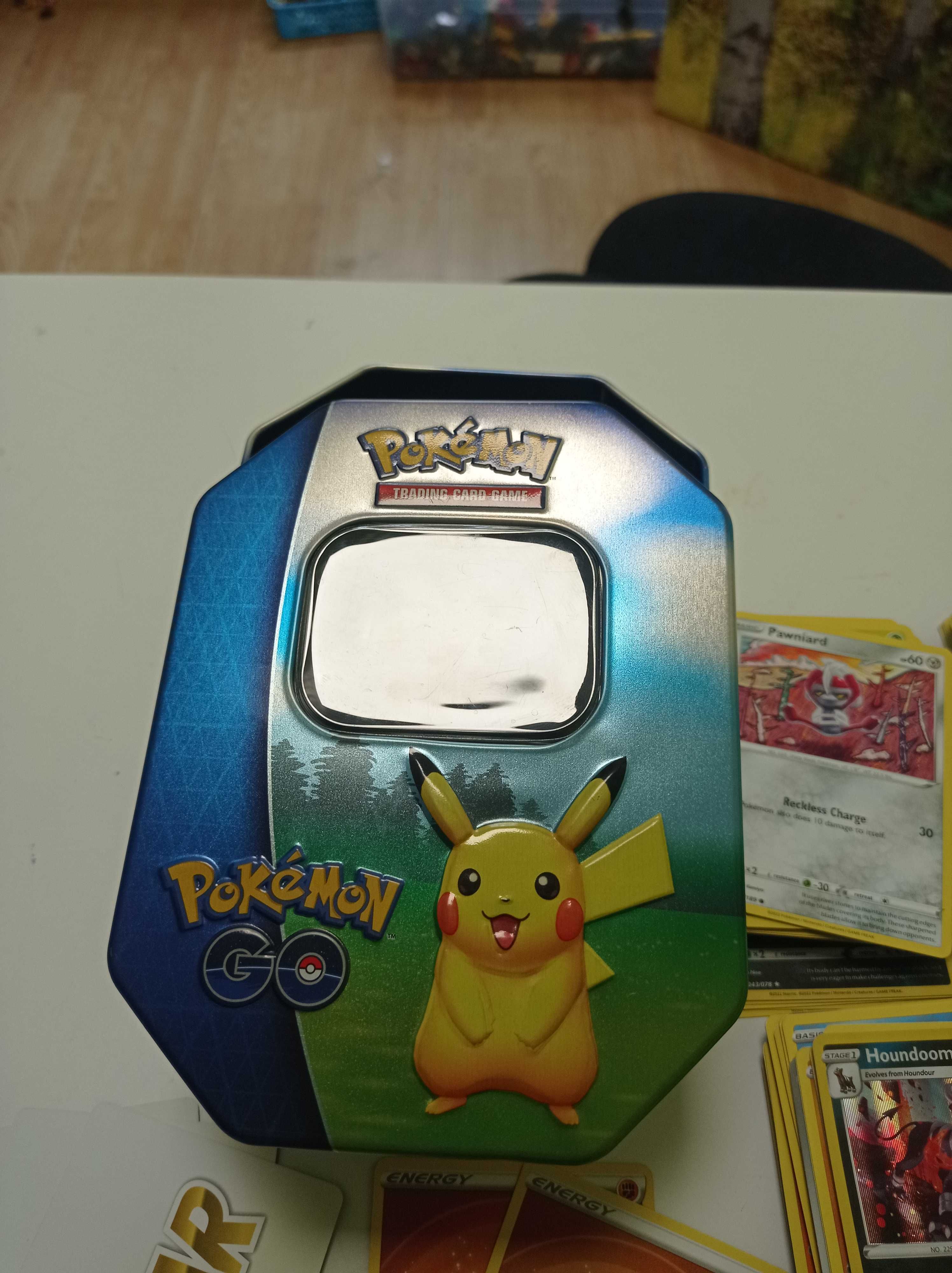 Karty Pokemon 300szt. w tym kilka kolekcjonerskich i pudełko pokemon