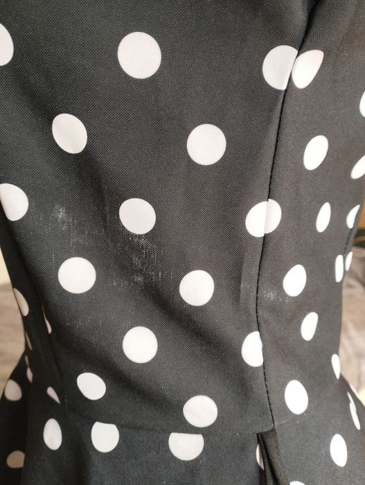 Sukienka w grochy z czerwonym kołnierzykiem