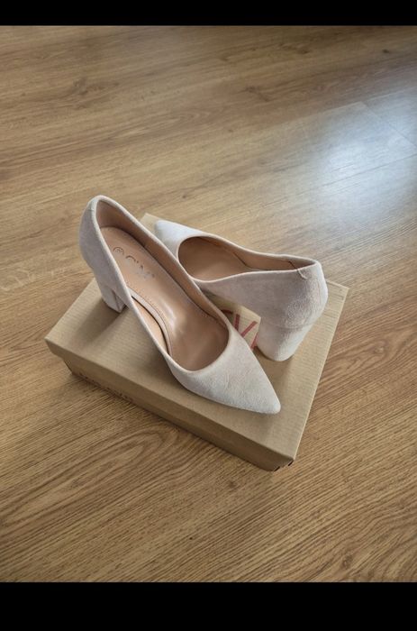 Beżowe buty czółenka zamszowe na słupku 38