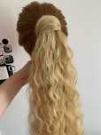 Doczepiany kucyk mix jasny i ciemny blond falisty kręcony długi 60 cm