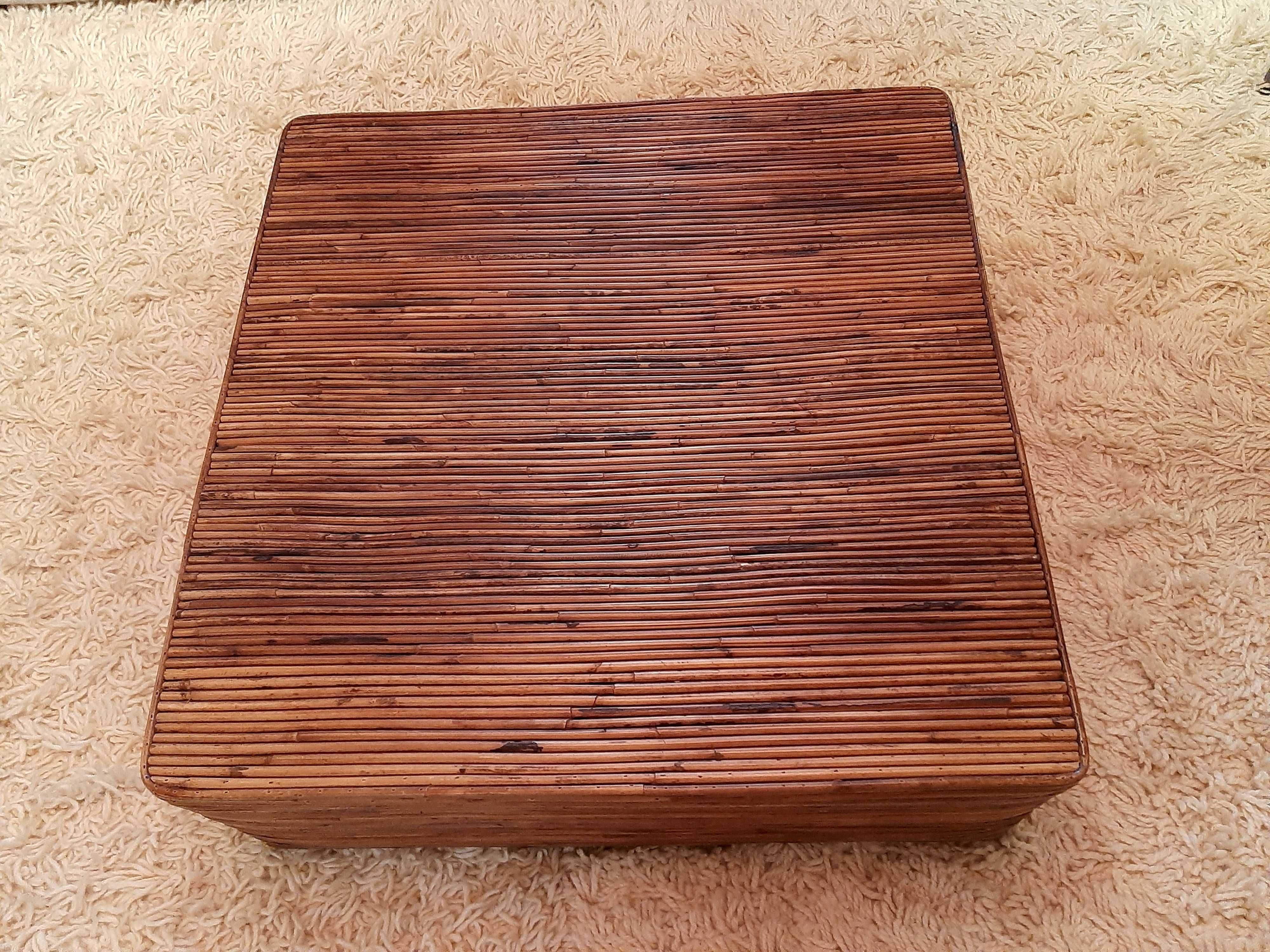 Lindo sofá e mesa