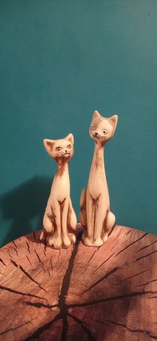 Dwa ceramiczne koty z długą szyją